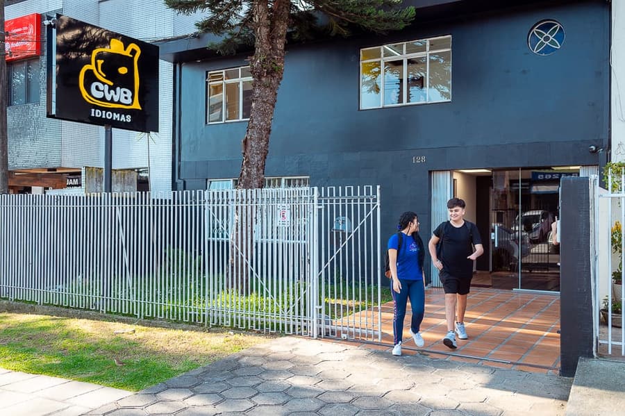 Fachada da CWB Idiomas no bairro Novo Mundo, Curitiba