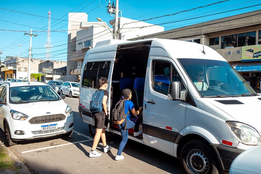 Alunos embarcando na van da CWB Idiomas