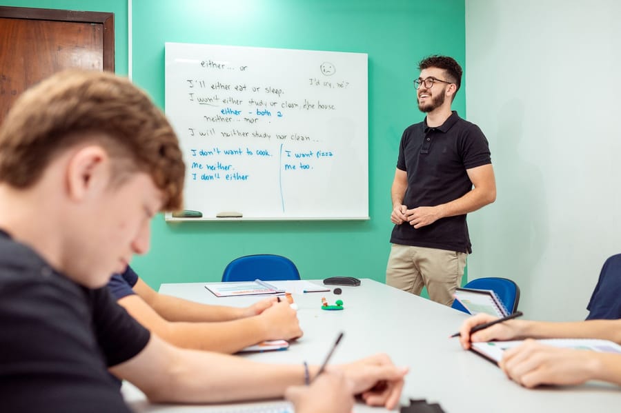 Professor dando aula de inglês em sala de aula