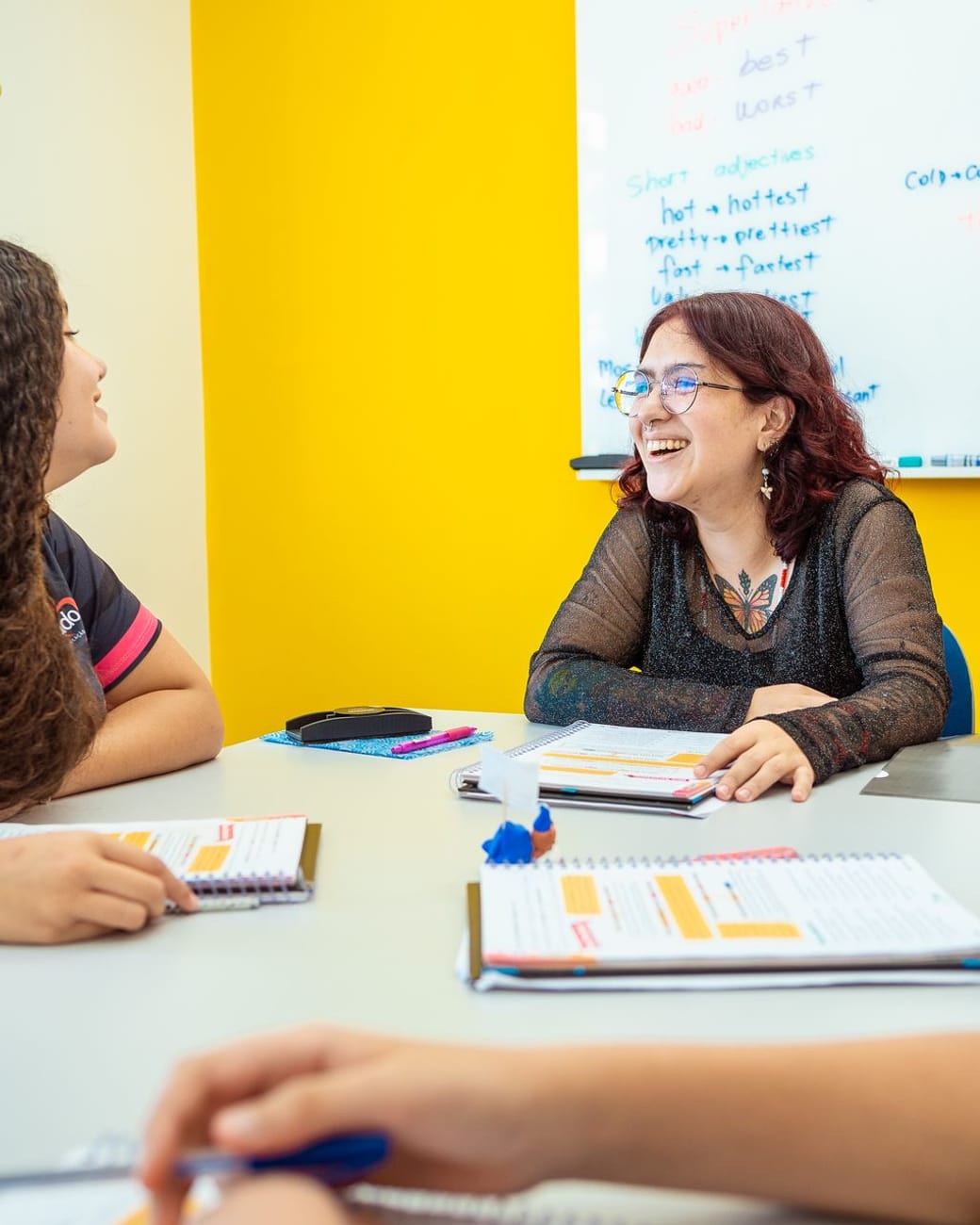 Professora e alunas conversando em sala de aula da CWB Idiomas