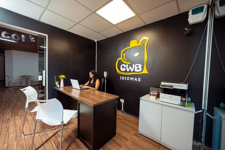 Recepção da CWB Idiomas com o mascote pintado na parede