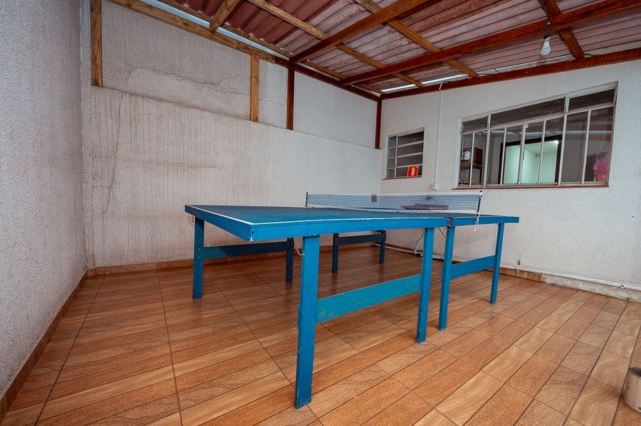 Mesa de ping-pong na área de convivência da escola